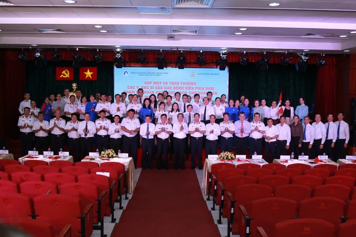 Vượt điều kiện khắc nghiệt, y bác sĩ TP.HCM khám sức khỏe miễn phí cho quân dân Trường Sa