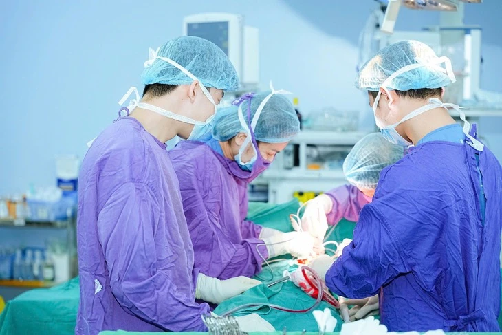 Cắt bỏ khối u buồng trứng 5kg đã hoại tử, cứu sống bệnh nhân 66 tuổi