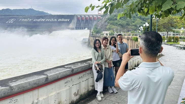 Hồ thủy điện Hòa Bình được lệnh mở cửa xả đáy thứ ba