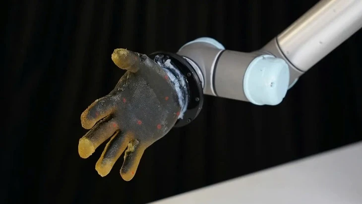 Robot 'biết đau' như con người nhờ da nhân tạo