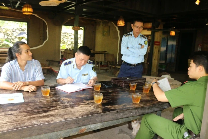 Quán Sa Mộc bán đúng giá 700.000 đồng 2 chai rượu, nhưng bị phạt vì chưa có giấy phép