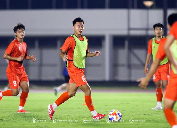 U23 Việt Nam vừa tập vừa quan sát đối thủ