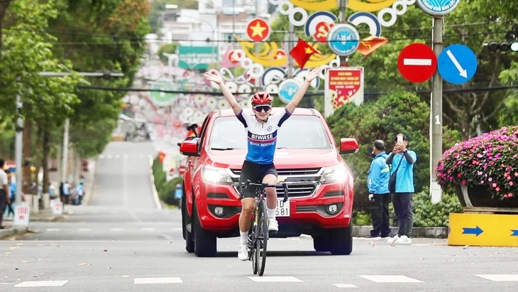 Tay đua người Nga thắng kịch tính chặng 3 Biwase Tour of Vietnam 2025