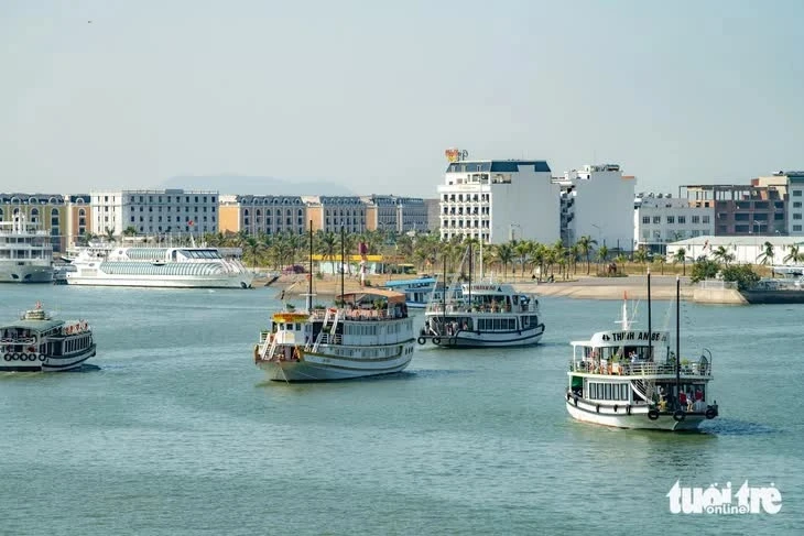 Khách Tây đến Hạ Long ngủ một đêm rồi về: Cần giữ hồn bản địa thay vì bê tông hóa