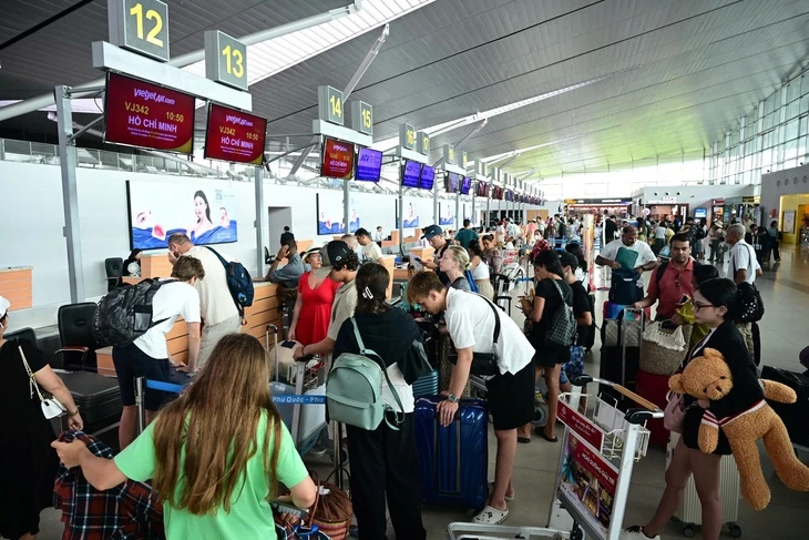 Hãng bay tăng phí hành lý mua thêm trước cao điểm hè