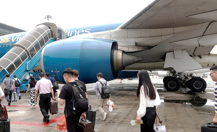 Khách hàng máy bay thấp thỏm lo bị hủy, hoãn chuyến sát ngày khởi hành