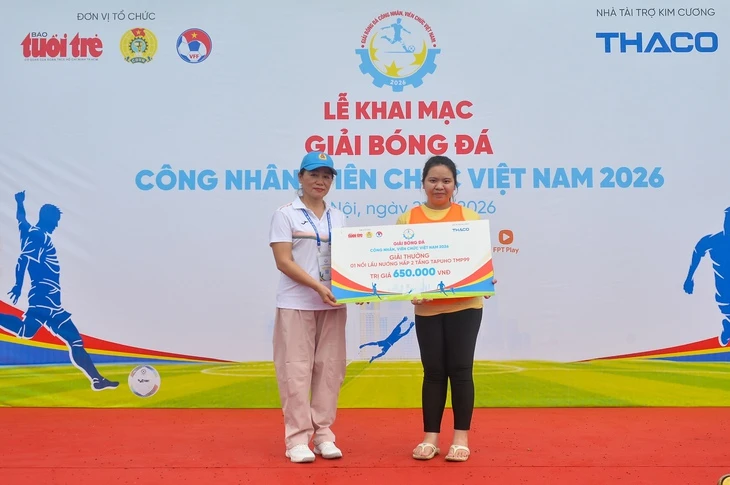 Đi xem bóng đá, cô sinh viên bất ngờ được nhận thưởng
