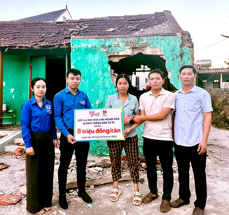 Tuổi Trẻ trao hỗ trợ, tiếp sức bà con Nghệ An dựng lại mái ấm sau bão