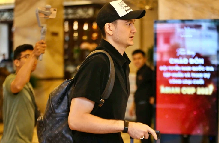Đức Chiến đeo khẩu trang đen, Văn Lâm check-in một mình ở khách sạn đội tuyển Việt Nam