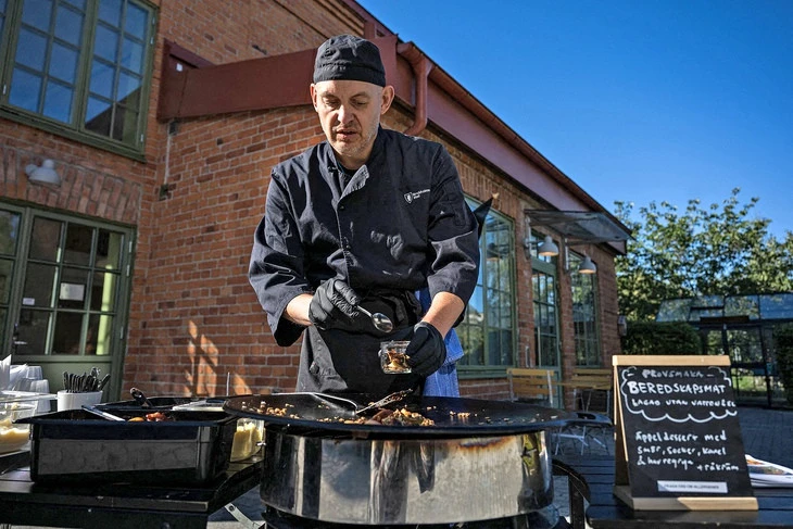 Lo chiến tranh nổ ra, dân Thụy Điển đổ xô tích trữ thực phẩm