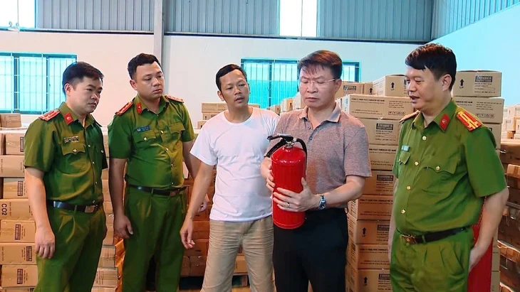 Bắt giám đốc Công ty Tomoken Việt Nam sản xuất hàng triệu bình chữa cháy giả
