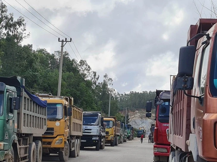Quốc lộ 24C qua Khu kinh tế Dung Quất lưu lượng khủng, tai nạn tăng, dân nơm nớp lo