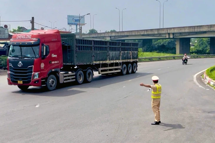 Người dân đi chơi lễ 'dính' kẹt xe trên quốc lộ 51 di chuyển ra sao?