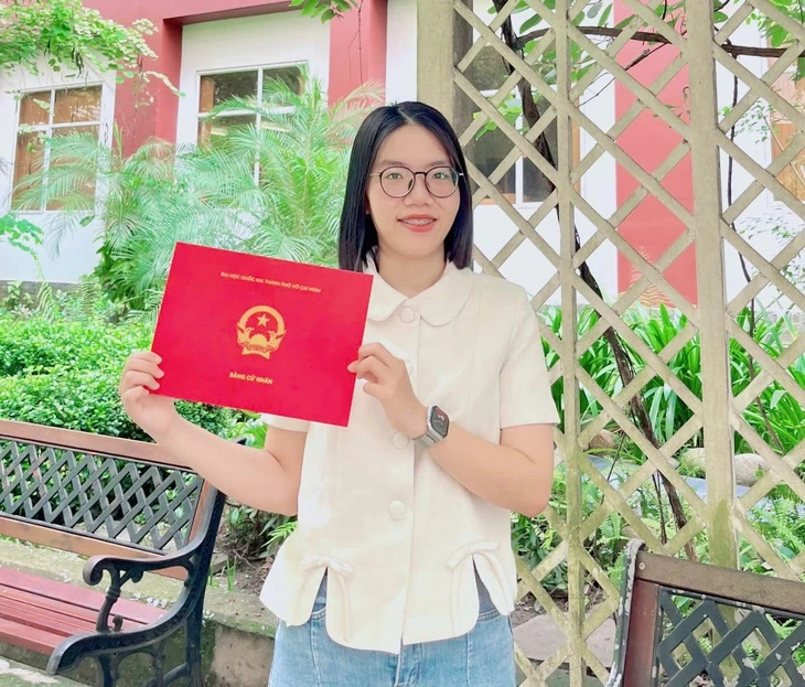 Cô gái từng trượt tiếng Anh đầu vào giành học bổng tiến sĩ ở Mỹ