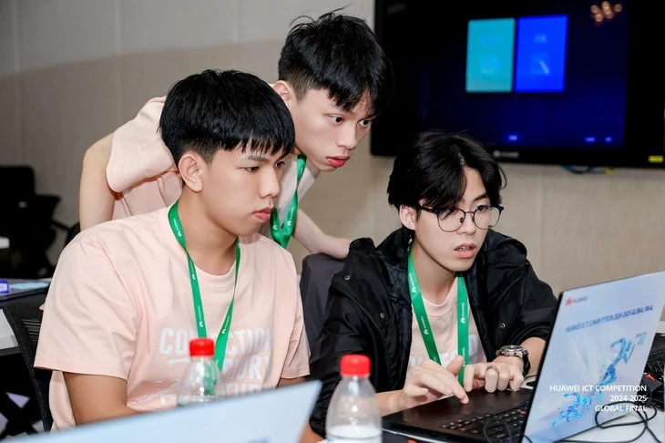 Sinh viên Việt Nam phá kỷ lục cuộc thi toàn cầu Huawei ICT Competition
