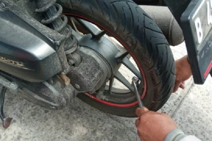 Chuyên gia khuyên nên bơm lốp xe máy vào ban đêm, khi lốp nguội