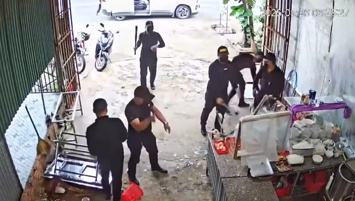 Vụ 7 người bịt mặt đập phá quán phở: 'Tấn công' nhà 2 người thân con nợ để gây áp lực