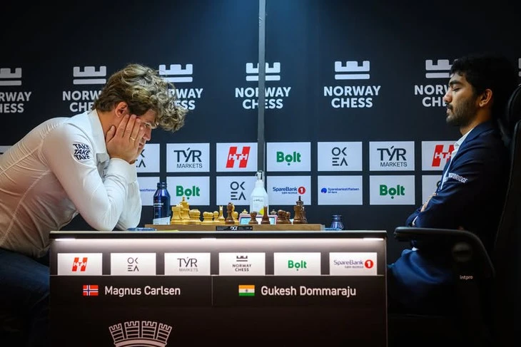 Magnus Carlsen khẳng định đẳng cấp, hạ 'vua cờ' Gukesh tại giải Na Uy