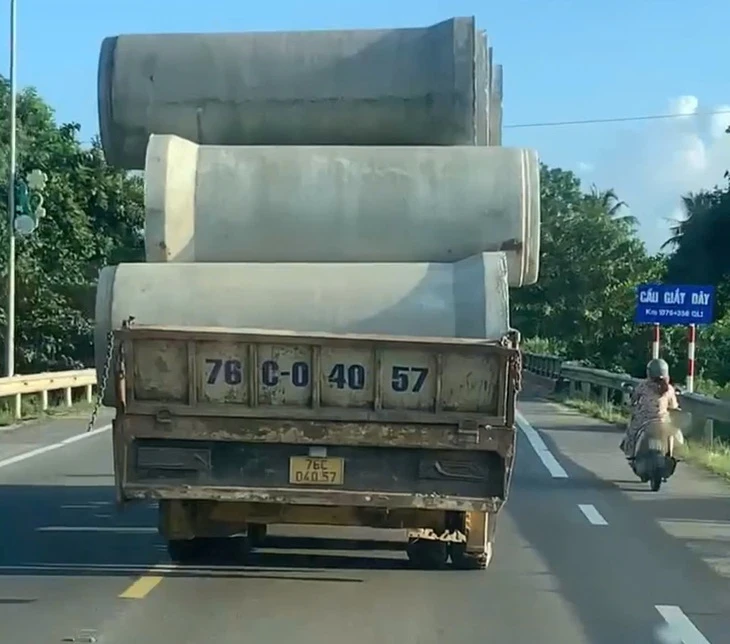 Phạt tài xế xe tải 20 triệu vì chở cống bê tông 'chênh vênh' trên đường
