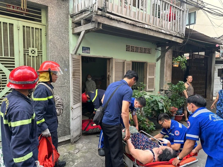 Cảnh sát chữa cháy TP.HCM giải cứu người phụ nữ hơn 100kg sốt cao trên gác xép