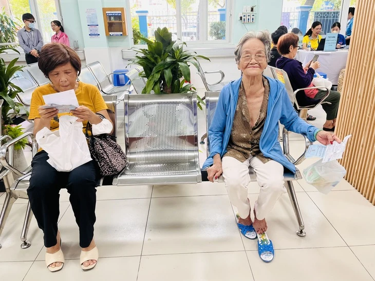 Chuyển đăng ký BHYT từ bệnh viện nhỏ sang bệnh viện lớn, người bệnh 'được' gì và 'mất' gì?