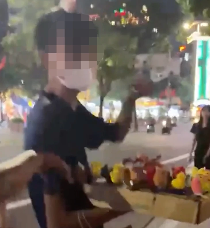 Xác minh clip cô gái tố bị người bán hàng rong quấy rối ở hồ Gươm