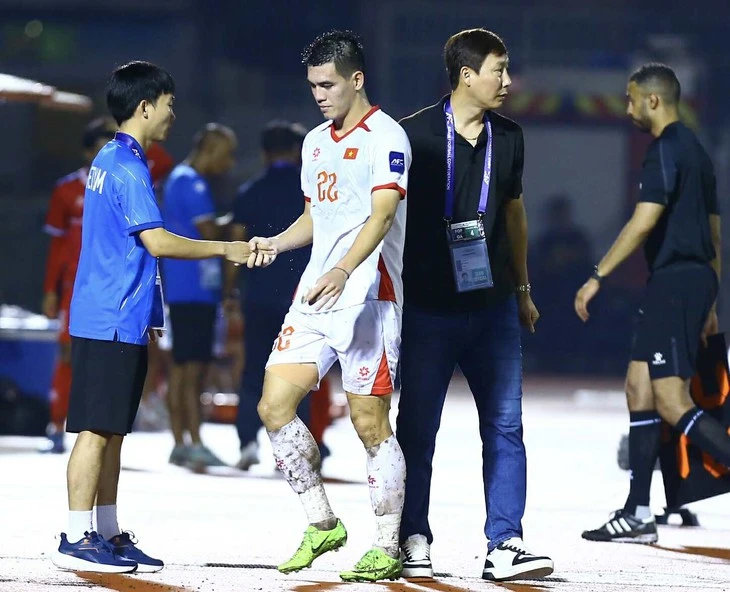Chuyên gia: 'HLV Kim Sang Sik thay người sai khiến tuyển Việt Nam mất thế trận'