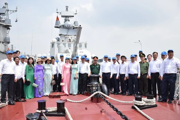 Đoàn đại biểu TP.HCM thăm, làm việc tại Vùng 2 Hải quân, cảng quốc tế Gemalink, KCN Phú Mỹ 3