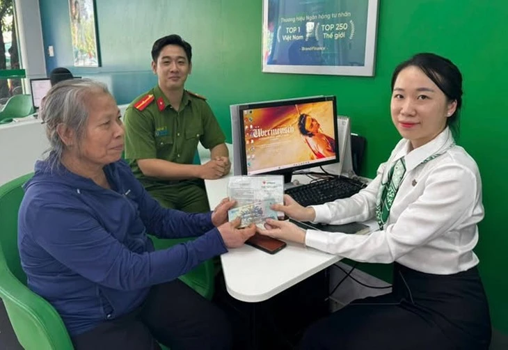 Bị kẻ lừa đảo giả danh công an đe dọa, cụ bà suýt mất 82 triệu đồng