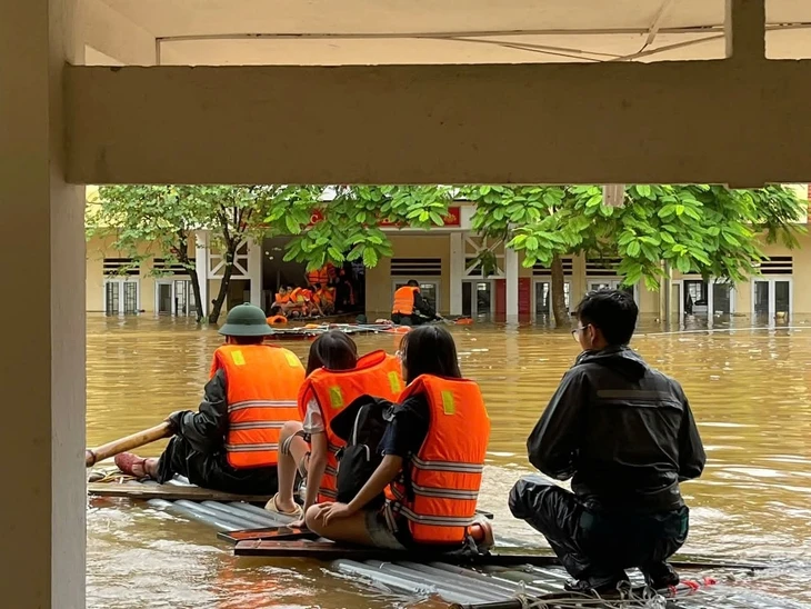 Lũ tràn vào trường, dùng bè đưa gần 200 học sinh về trụ sở công an xã tránh lũ