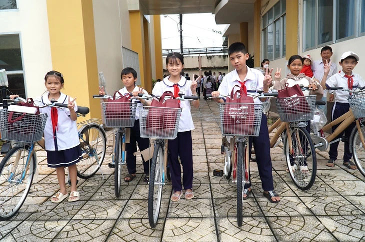 Có xe đạp mới, 200 học sinh Đồng Tháp đến trường bớt cực hơn