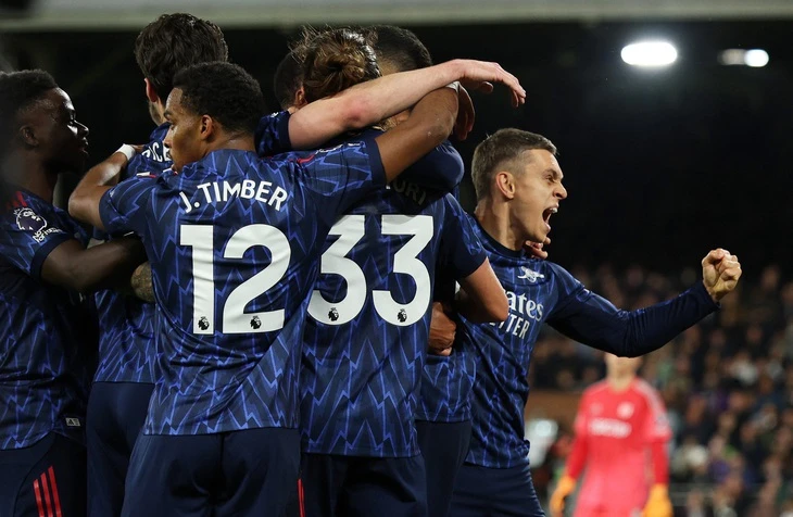Arsenal lại thắng bằng phạt góc, giữ vững ngôi đầu Premier League