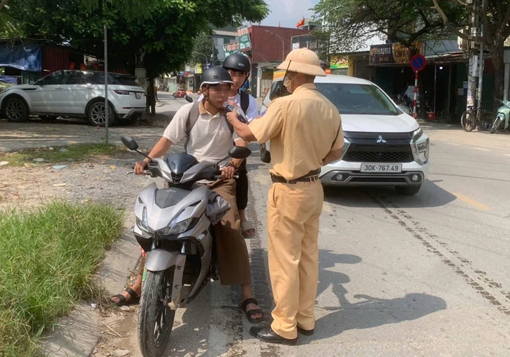 Cảnh sát giao thông toàn quốc bắt đầu đợt cao điểm kiểm soát nồng độ cồn