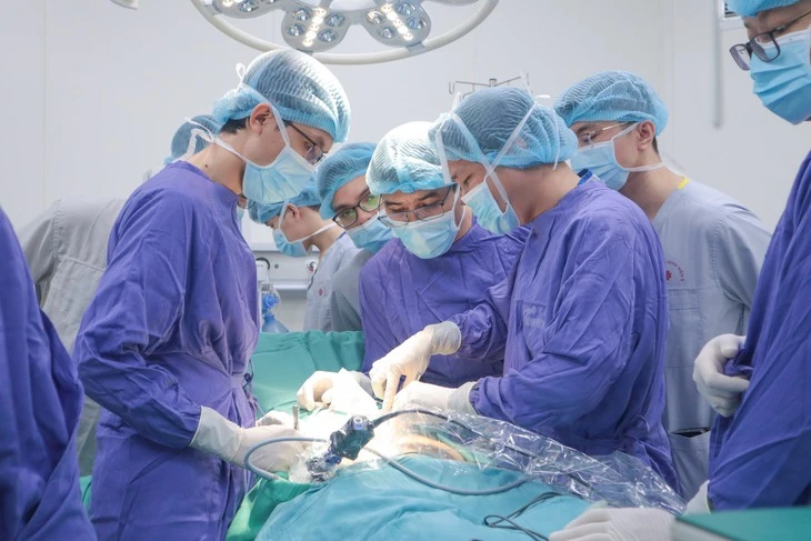 Thiếu nữ 15 tuổi thủng hành tá tràng do áp lực học tập