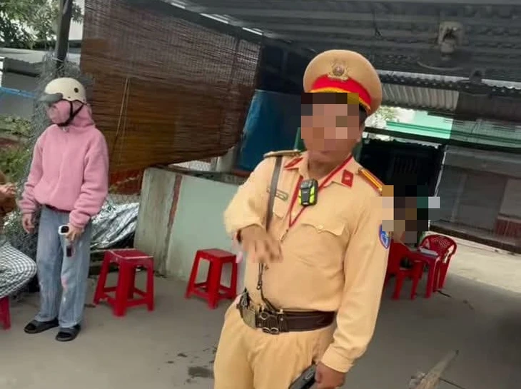 Chạy xe máy không xuất trình được giấy tờ còn quay clip ‘đấu tố’ cảnh sát giao thông