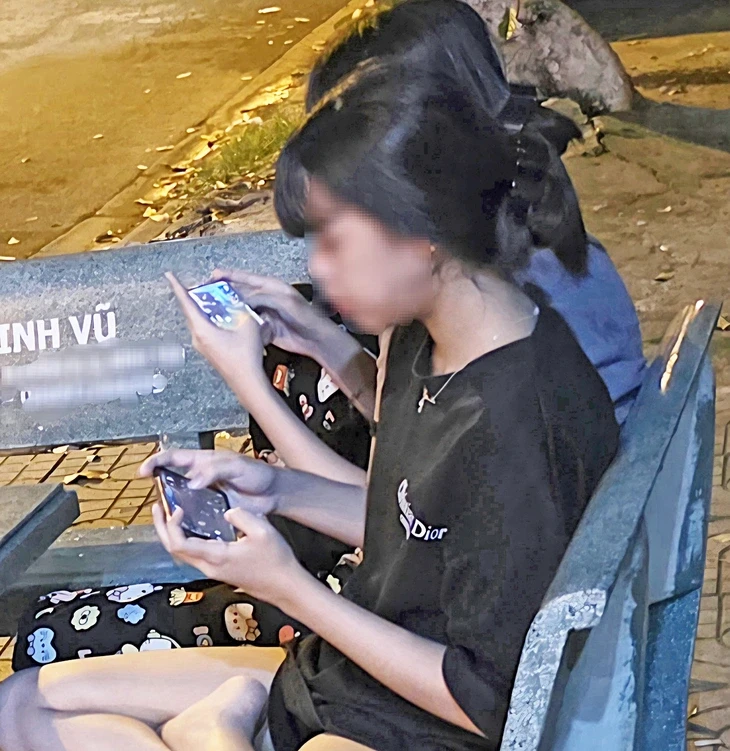 Trẻ em 'nghiện' điện thoại - Kỳ 2: Cản con xem điện thoại nhưng cha mẹ là 'ma mạng'