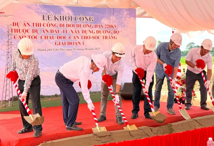 Khởi công di dời đường dây 220kV phục vụ thi công cao tốc Châu Đốc - Cần Thơ - Sóc Trăng