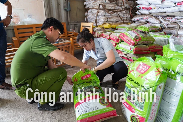 Công an thu giữ hàng trăm ngàn tấn phân bón giả, kém chất lượng tại Hòa Bình