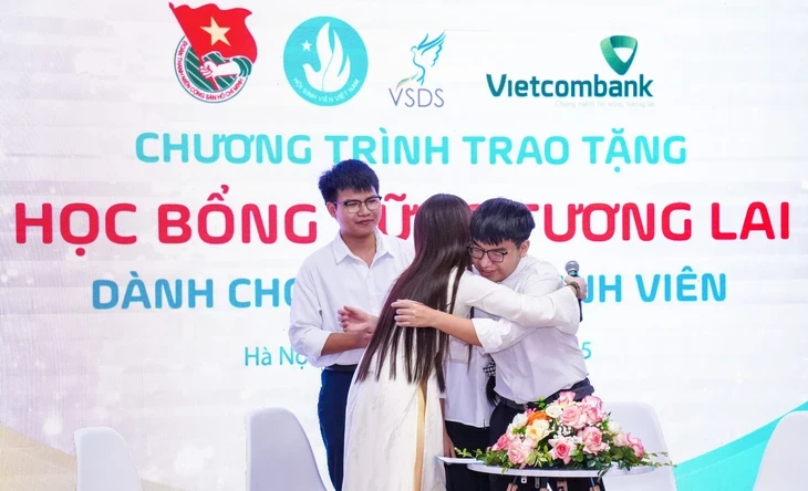 Sinh viên từng là thủ khoa có bố phụ hồ, mẹ mù chữ được nhận học bổng 'Vững tương lai'