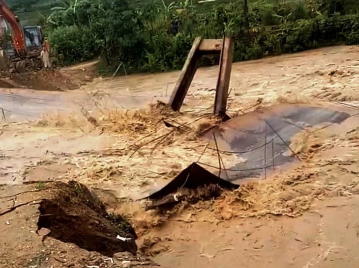 Đi qua suối lúc mưa lớn, hai mẹ con bị lũ cuốn tử vong