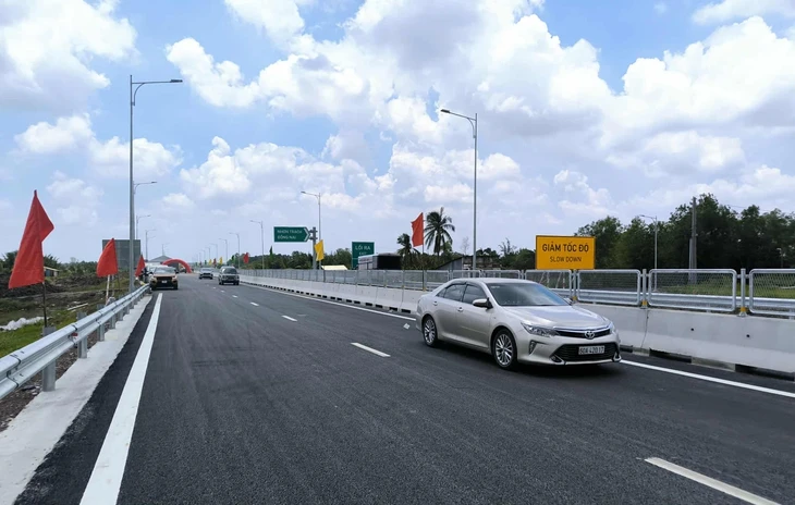 Nhiều xe đi lộn vào cầu Nhơn Trạch ngày đầu thông xe