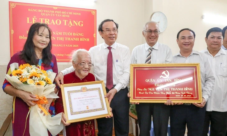 Bí thư TP.HCM Nguyễn Văn Nên trao Huy hiệu 80 năm tuổi Đảng cho cụ Nguyễn Thị Thanh Bình