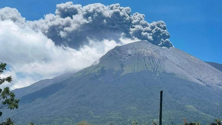 Núi lửa Philippines phun trào, cột tro khổng lồ bốc cao 4,5km