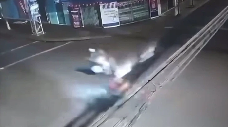 Vụ xe máy tông nhau 2 người chết ở Quy Nhơn: Xe máy chở ba lao 'như tên lửa'