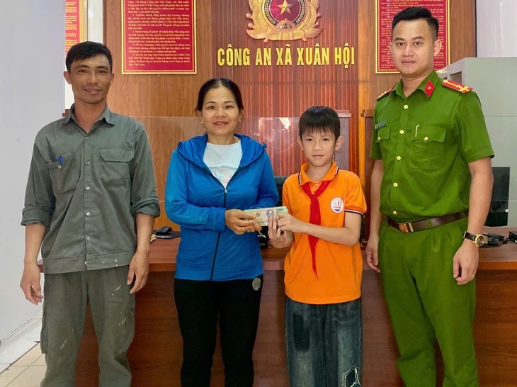 Học sinh lớp 5 nhặt được 61 triệu đồng trả lại người đánh rơi