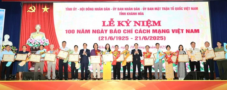 Tỉnh Khánh Hòa tặng bằng khen Văn phòng đại diện báo Tuổi Trẻ vùng Nam Trung Bộ và Tây Nguyên