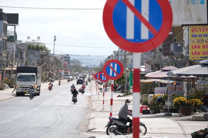 Đoạn đường kỳ cục, 1km có 23 biển báo cấm đậu xe ngày chẵn