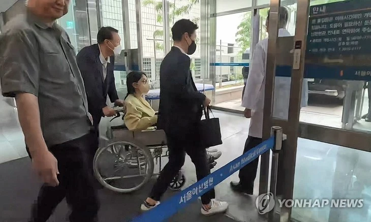 Cựu đệ nhất phu nhân Hàn Quốc Kim Keon Hee rời viện trên xe lăn