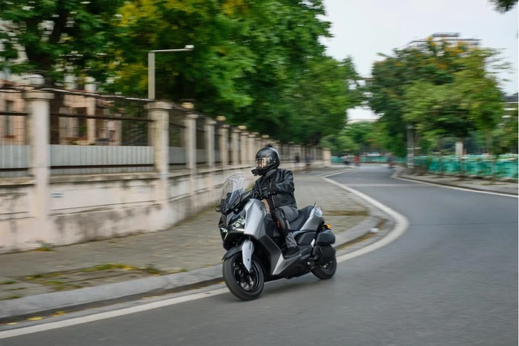 Yamaha XMAX 300 vừa đủ để đi làm, vừa ổn để đi phượt?