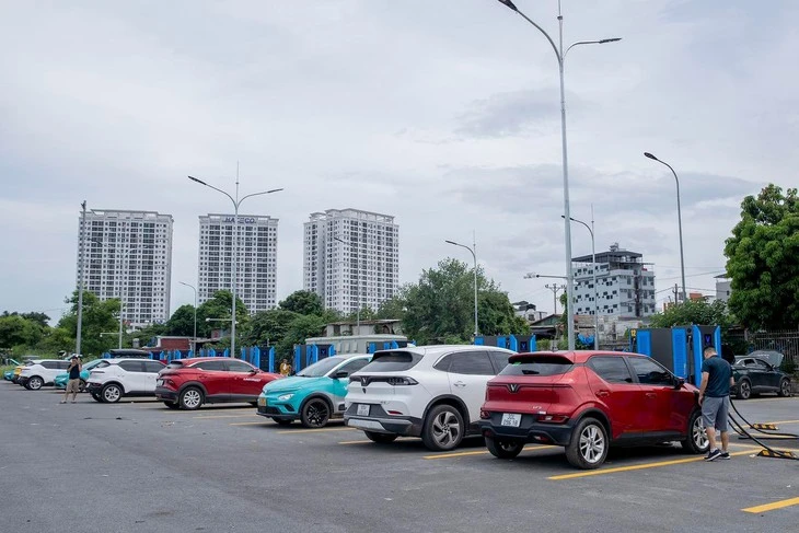 Chủ xe VinFast VF 9 trải nghiệm trạm sạc siêu nhanh lớn nhất Hà Nội: 'Sạc 9 phút đi được 50km'